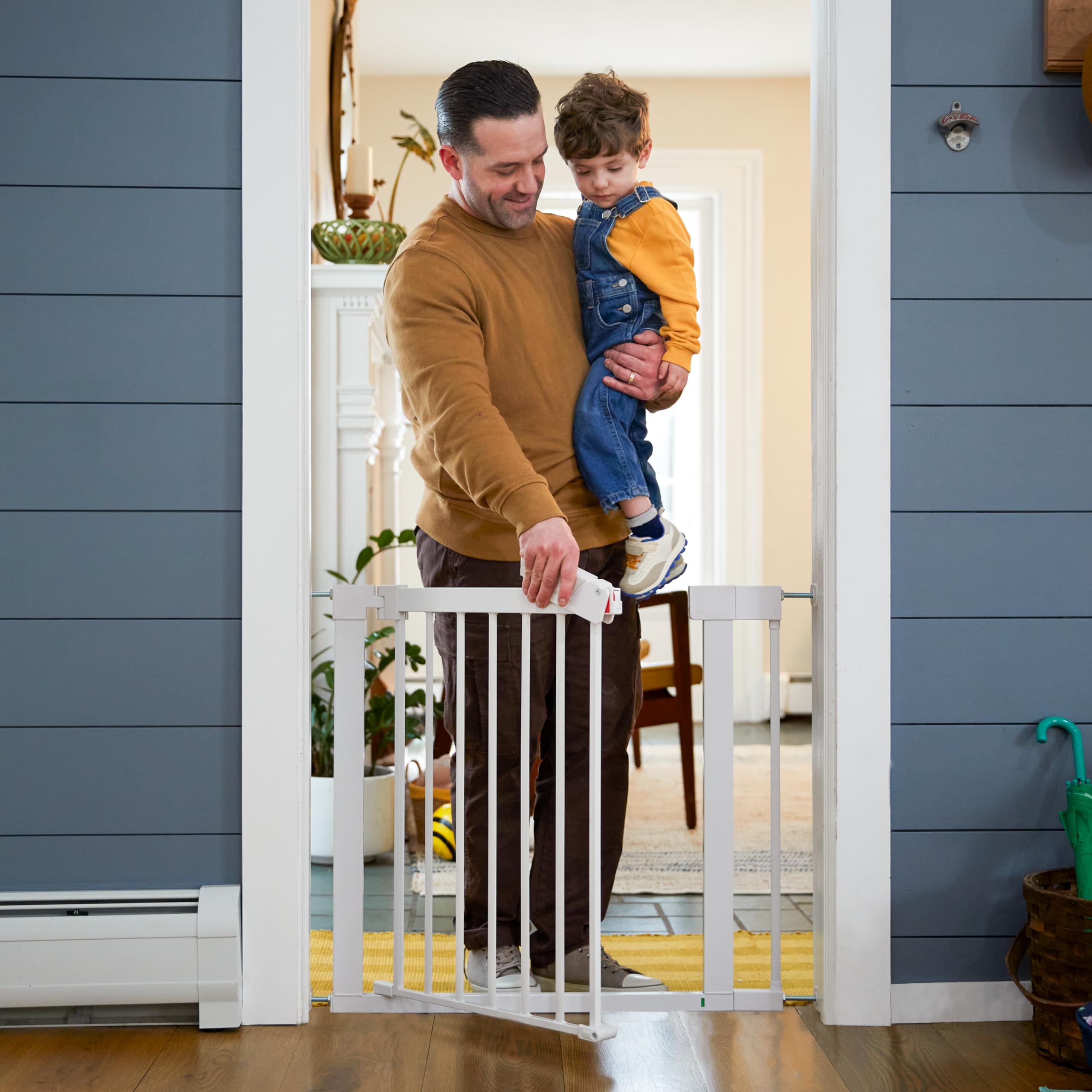 Safety 1st Door Pressure Mounted Baby Gate for Doorways with SecureTech Features, Suitable for Babies and Pets, No Drill